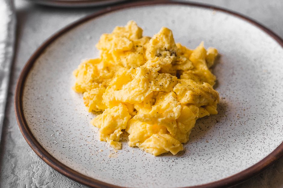 3 Easy Steps For Making Scrambled Eggs And Ingredients Needed For Preparing The Recipe, 3 Easy Steps For Making Scrambled Eggs And Ingredients Needed For Preparing The Recipe