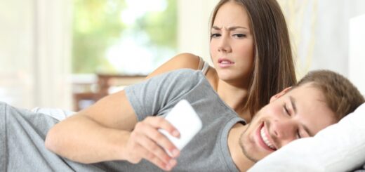 15 Signs To Know When Your Boyfriend Is Cheating, 15 Signs To Know When Your Boyfriend Is Cheating